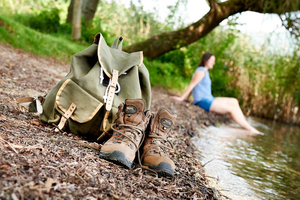 Rucksack Wanderschuhe Seeufer